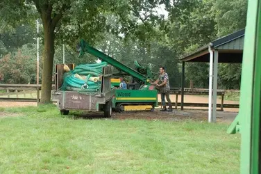 Kurstjens waterput boormachine onderweg naar boorlocatie in tuin van klant in Midden-Limburg